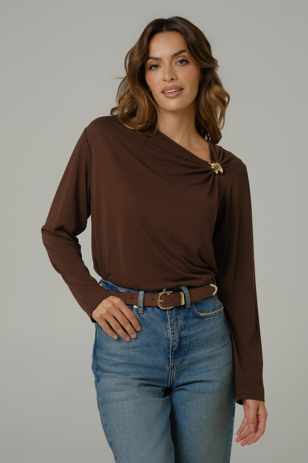 Ženska body majica sa zlatnom šnalom braon