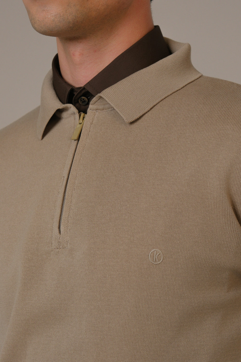 Muški džemper sa kragnom bež