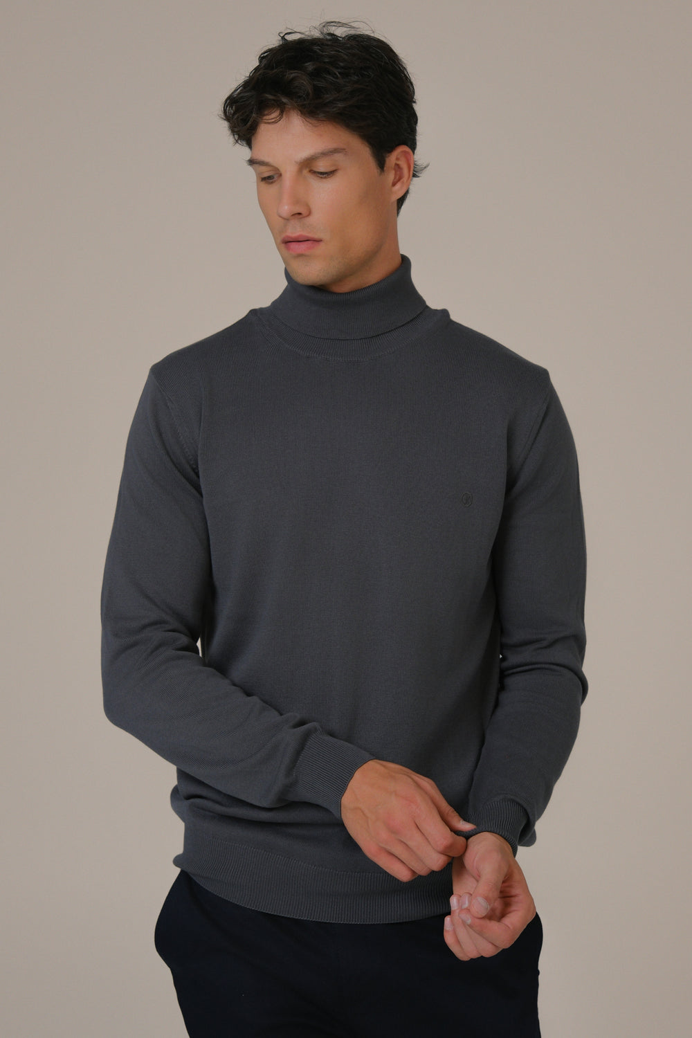 Muška rolka tamno siva