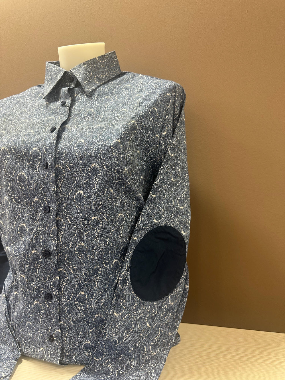 Ženska košulja sa zakrpom