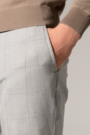 Muške pantalone sivi karo kraći model
