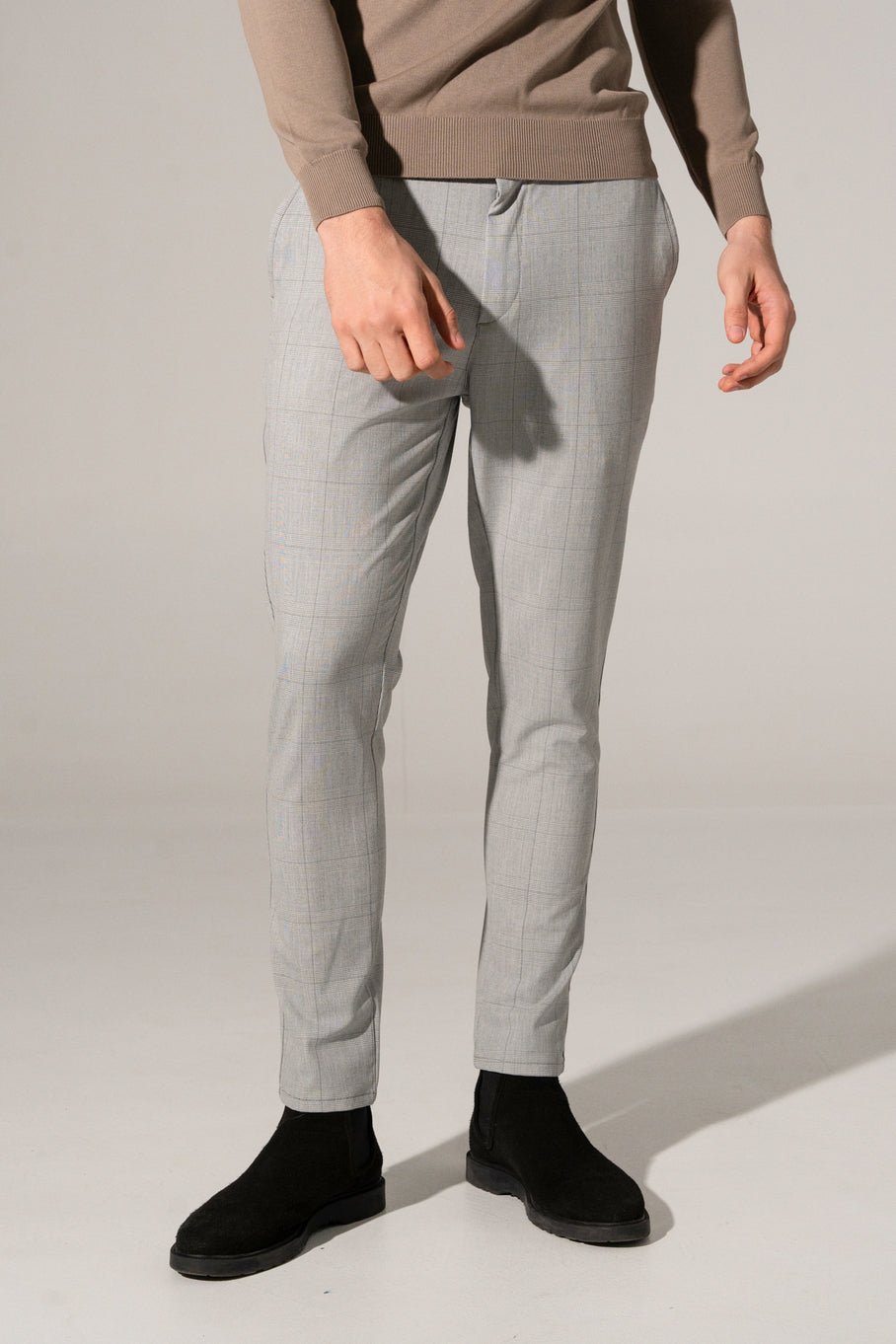 Muške pantalone sivi karo kraći model