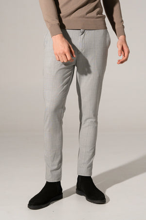 Muške pantalone sivi karo kraći model