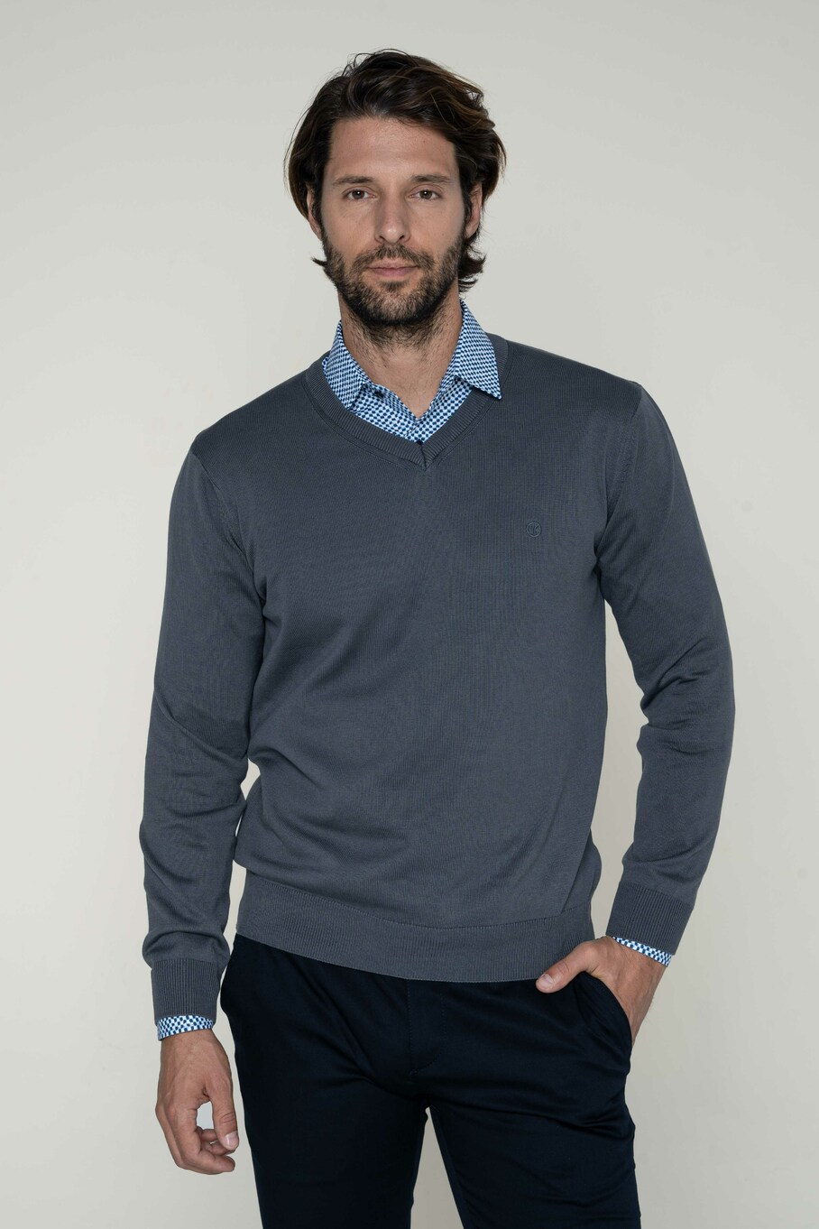 Muški džemper V sivi